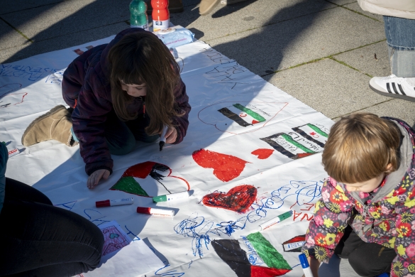Haur mordoa bildu da Palestinaren aldeko marrazkiak pintatzeko. Haur mordoa bildu da Palestinaren aldeko marrazkiak pintatzeko.