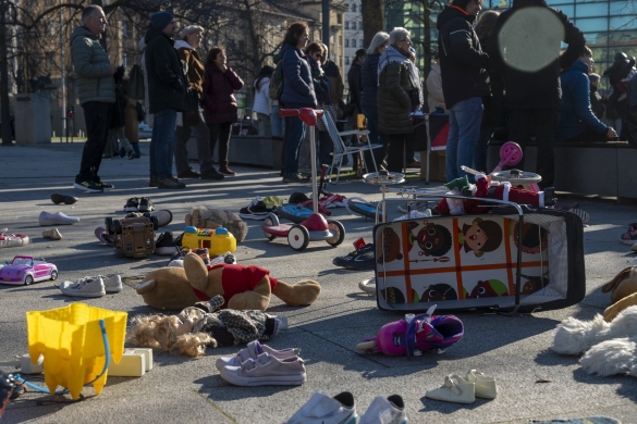 pintatzekoZapatak eta jostailuak lurrean paratuta ere irudikatu dute Isralen erasoaldia. G. RUBIO / FOKU pintatzekoZapatak eta jostailuak lurrean paratuta ere irudikatu dute Isralen erasoaldia. G. RUBIO / FOKU