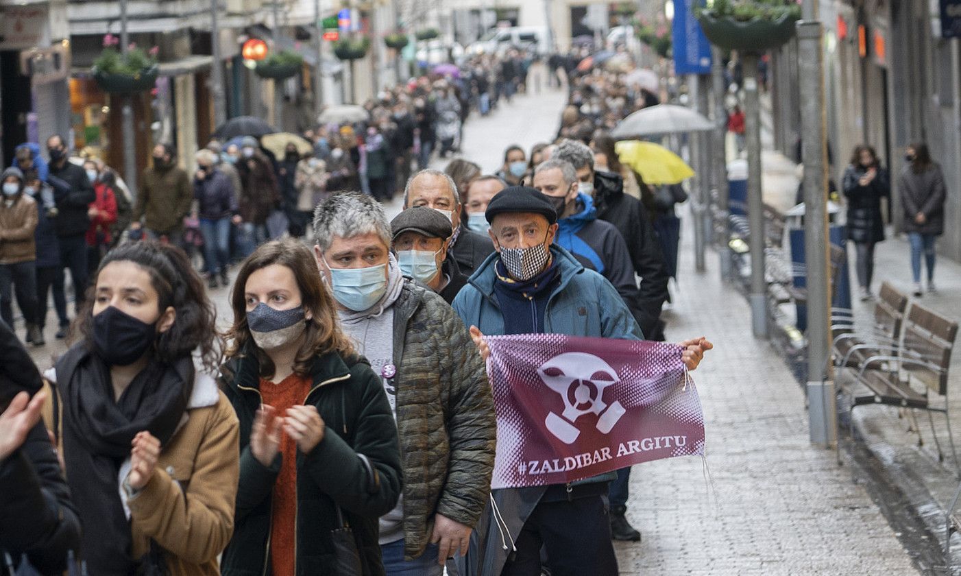 Zaldibar Argitu plataformak hondamendiaren urteurrenean Eibarren antolaturiko mobilizazioa. GORKA RUBIO / FOKU. Zaldibar Argitu plataformak hondamendiaren urteurrenean Eibarren antolaturiko mobilizazioa. GORKA RUBIO / FOKU.