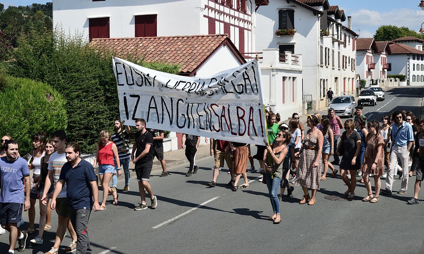 Hazparneko karriketan barna egin zuten protesta, atzo, oihu artean. PATXI BELTZAIZ.