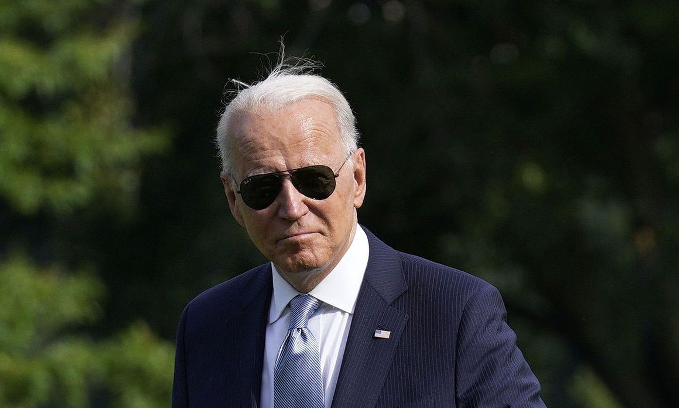 Joe Biden, AEBetako presidentea, Etxe Zuriko lorategietan. YURI GRIPAS / EFE.