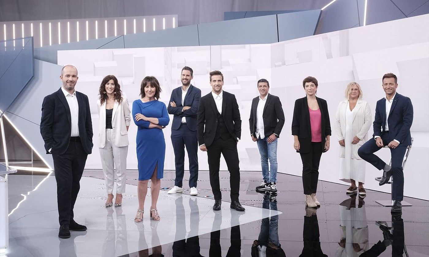 Euskadi Irratiko eta Radio Euskadiko albiste saio nagusien esatariak. EITB. Euskadi Irratiko eta Radio Euskadiko albiste saio nagusien esatariak. EITB.