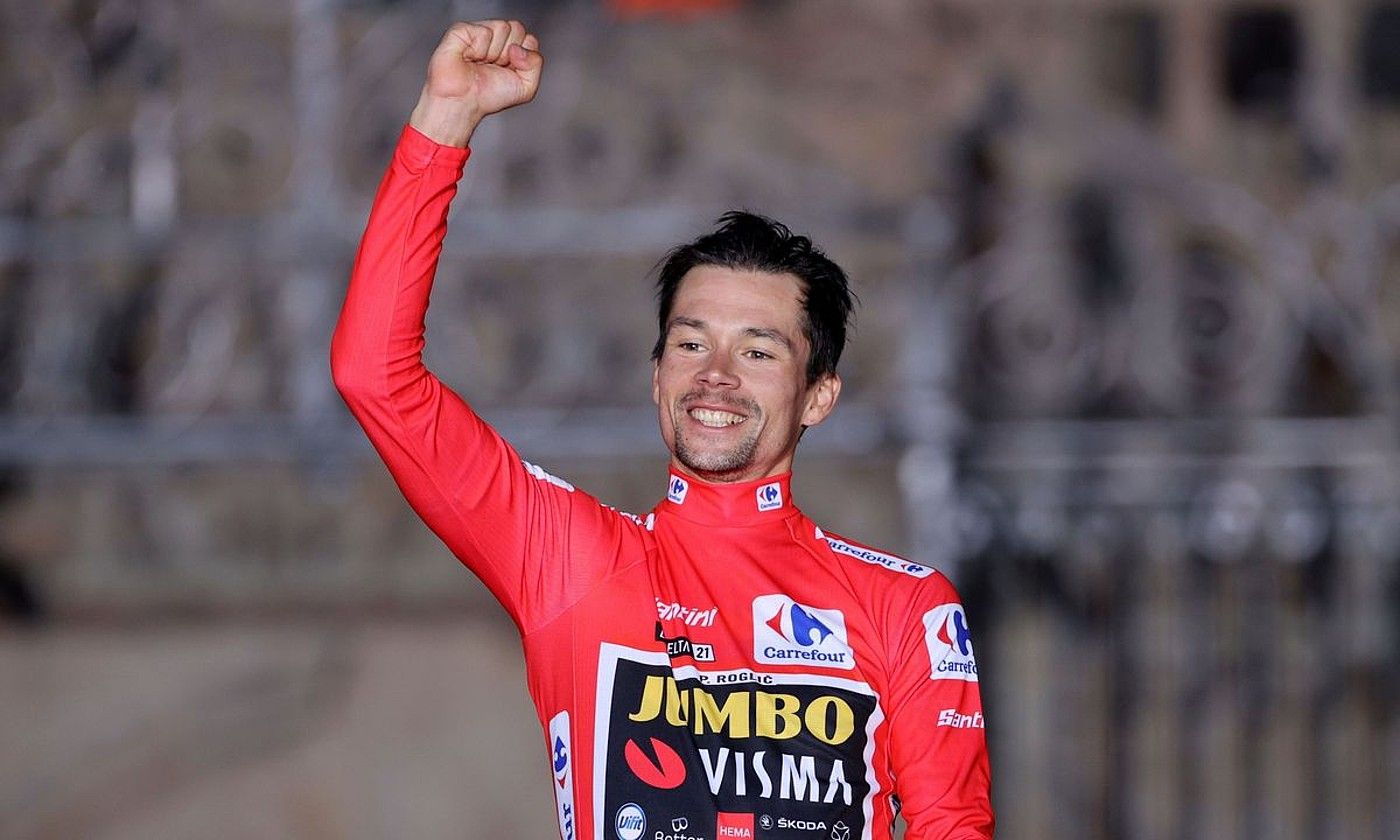 Primoz Roglic, Espainiako Vueltako liderraren maillot gorria soinean duela, herenegun, Santiagon. MANUEL BRUQUE / EFE.