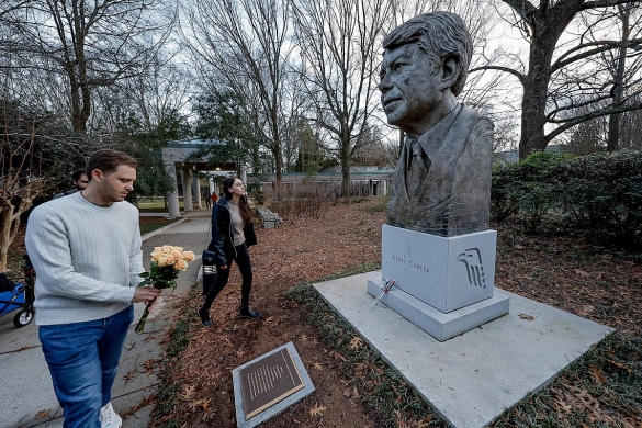 Bi lagun Jimmy Carterren bustoan loreak uzten, atzo, Atlantan. ERIK S. LESSER Bi lagun Jimmy Carterren bustoan loreak uzten, atzo, Atlantan. ERIK S. LESSER