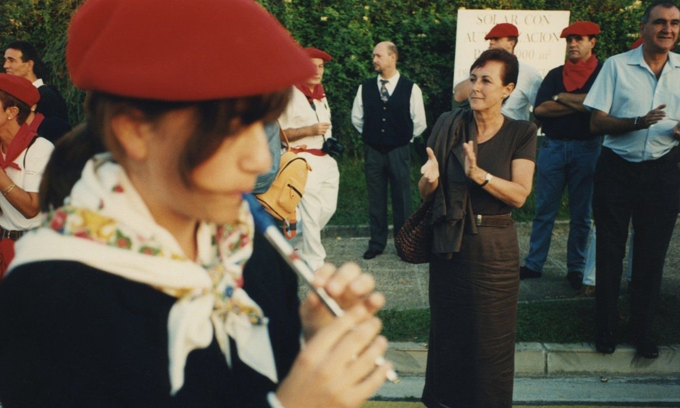 Txaro Arteaga 1997an Hondarribian, desfile parekidean. J. MANTEROLA / FOKU.