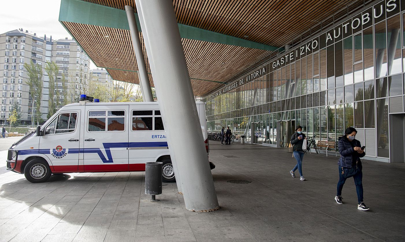 Ertzaintzaren furgoneta bat Gasteizko autobus geltokian. RAUL BOGAJO / FOKU. Ertzaintzaren furgoneta bat Gasteizko autobus geltokian. RAUL BOGAJO / FOKU.