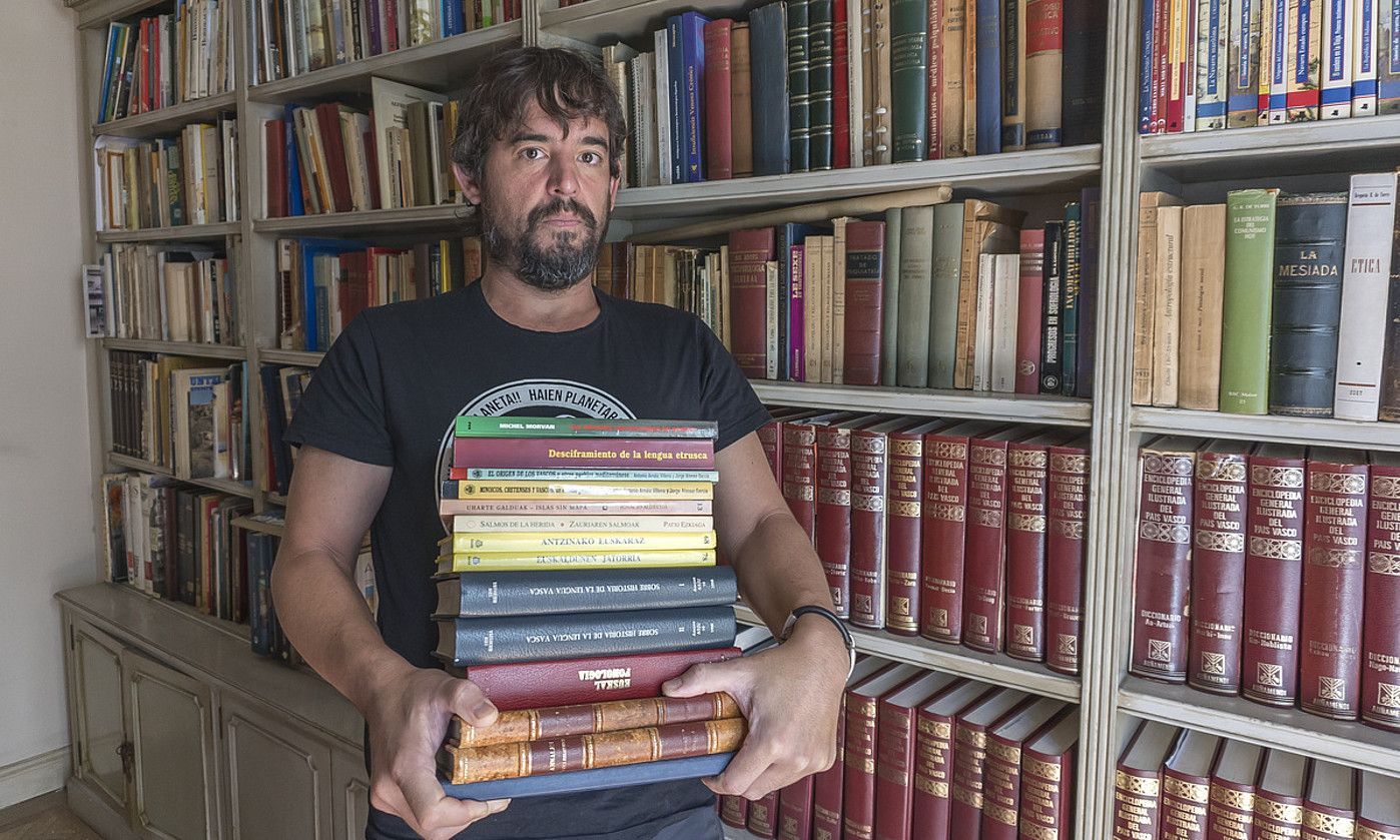 Andoni Mendizabal, herentzian jaso dituen liburuen artean, Donostiako etxean. Genero eta gai askotariko 5.000 liburu inguru dituzte. ANDONI CANELLADA / FOKU. Andoni Mendizabal, herentzian jaso dituen liburuen artean, Donostiako etxean. Genero eta gai askotariko 5.000 liburu inguru dituzte. ANDONI CANELLADA / FOKU.