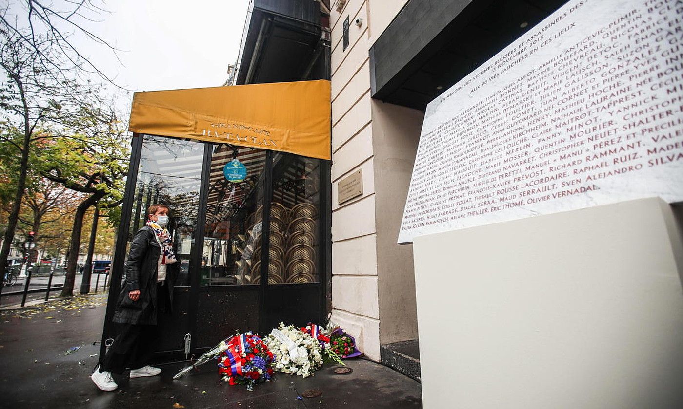 Parisko Bataclan antzokiaren kanpoaldean jarritako oroigarria. MOHAMMED BADRA / EFE. Parisko Bataclan antzokiaren kanpoaldean jarritako oroigarria. MOHAMMED BADRA / EFE.
