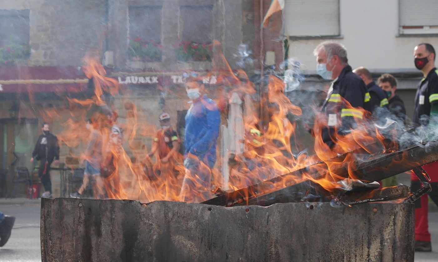 Tubacexeko langile batzuk Laudioko lantegiaren aurrean, eta kaleratze gutunak erretzeko piztu zuten sua. AIARALDEA.