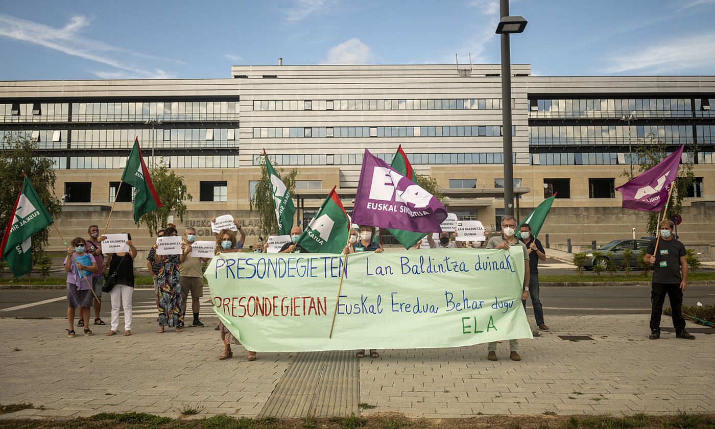ELAren elkarretaratzea atzo, Eusko Jaurlaritzaren Lakuako egoitzan. J. F. / FOKU. ELAren elkarretaratzea atzo, Eusko Jaurlaritzaren Lakuako egoitzan. J. F. / FOKU.