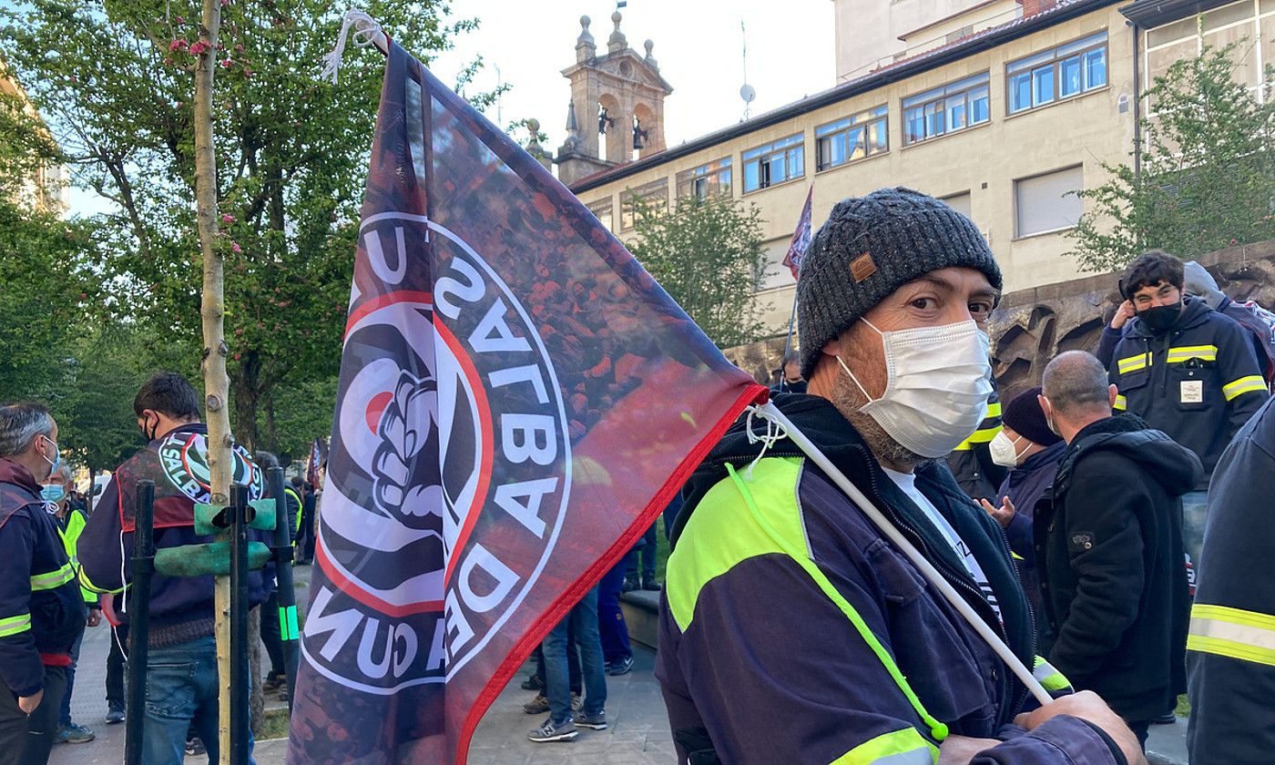 Tubacexeko langile bat Eusko Legebiltzarraren aurrean eginiko protesta batean. ANDONI LUBAKI / FOKU.