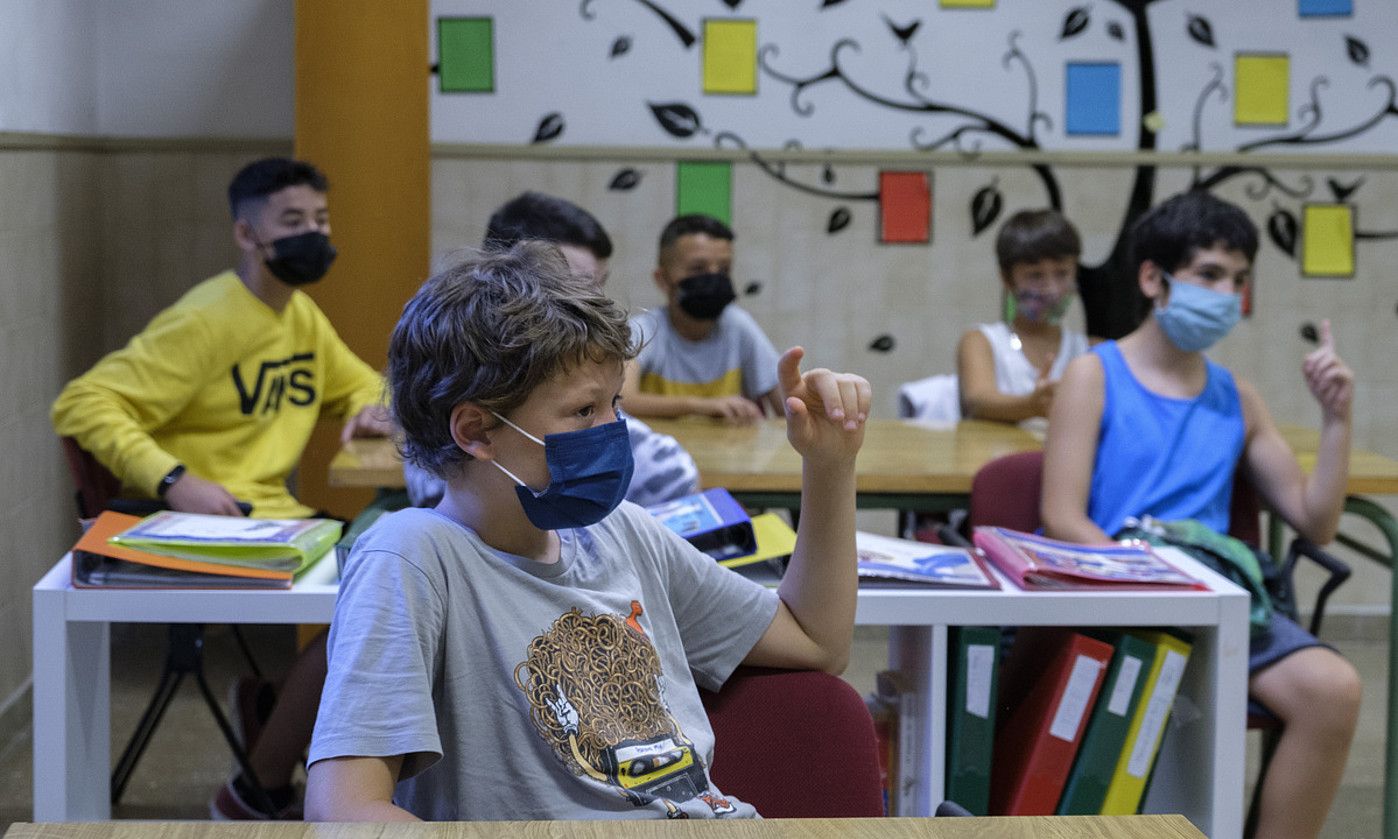 Bideberri ikastetxeko hainbat ikasle maskararekin, ikasturteko lehen egunean. JON URBE / FOKU. Bideberri ikastetxeko hainbat ikasle maskararekin, ikasturteko lehen egunean. JON URBE / FOKU.