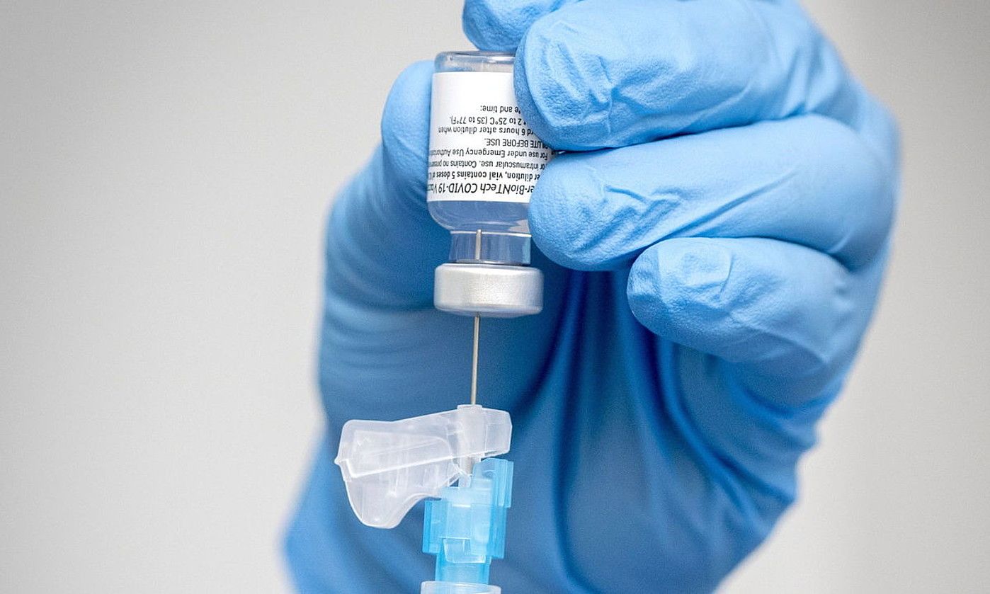 Pfizerren txertoaren dosi bat, erizain baten eskuetan. MARC O'SULLIVAN / EFE. Pfizerren txertoaren dosi bat, erizain baten eskuetan. MARC O'SULLIVAN / EFE.