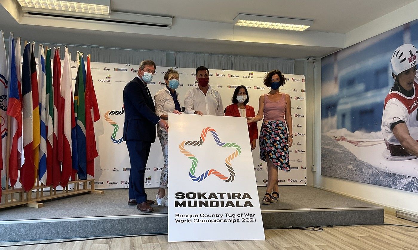 Bingen Zupiria, Maaike Hornsta, Igor Duñabeitia, Amaia Agirre eta Lorea Bilbao, Faduran egindako aurkezpen ekitaldian. I.F.G. Bingen Zupiria, Maaike Hornsta, Igor Duñabeitia, Amaia Agirre eta Lorea Bilbao, Faduran egindako aurkezpen ekitaldian. I.F.G.