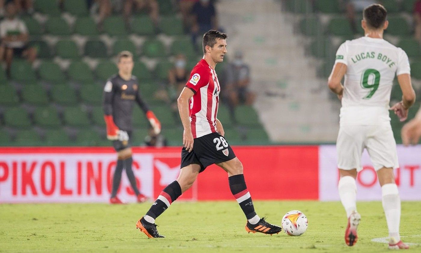 Daniel Vivian Athleticeko erdiko atzelaria, Elxen aurkako partidan. ATHLETIC.