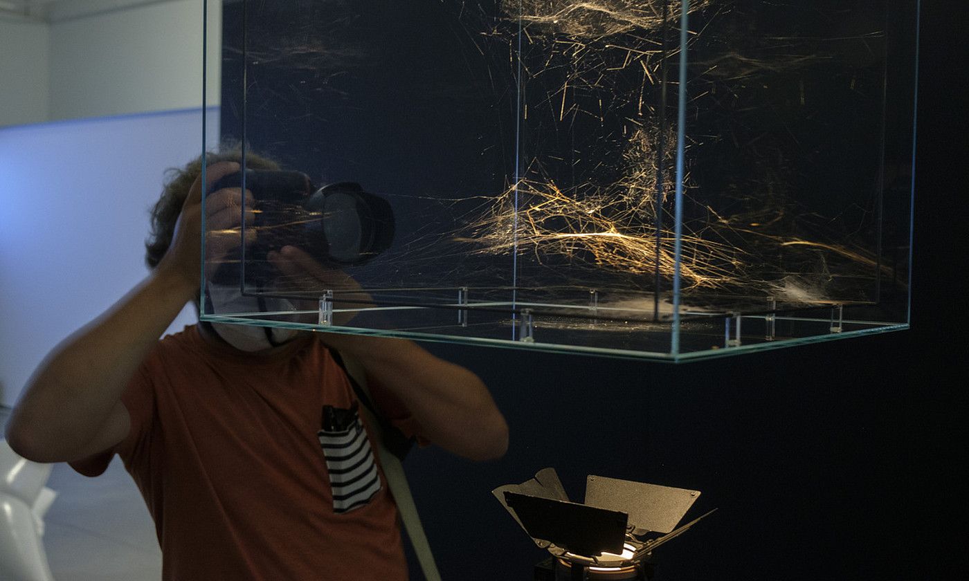Askotariko armiarma espezieen sareak dira Tomas Saraceno artistaren piezaren oinarria. Tabakaleran ikusgai dauden obretako bat da. JON URBE / FOKU. Askotariko armiarma espezieen sareak dira Tomas Saraceno artistaren piezaren oinarria. Tabakaleran ikusgai dauden obretako bat da. JON URBE / FOKU.