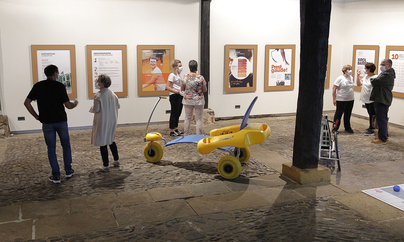 Donostiako Okendo kultur etxean dago Prest gaude erakusketa, urriaren 29ra arte. MAIALEN ANDRES / FOKU. Donostiako Okendo kultur etxean dago Prest gaude erakusketa, urriaren 29ra arte. MAIALEN ANDRES / FOKU.
