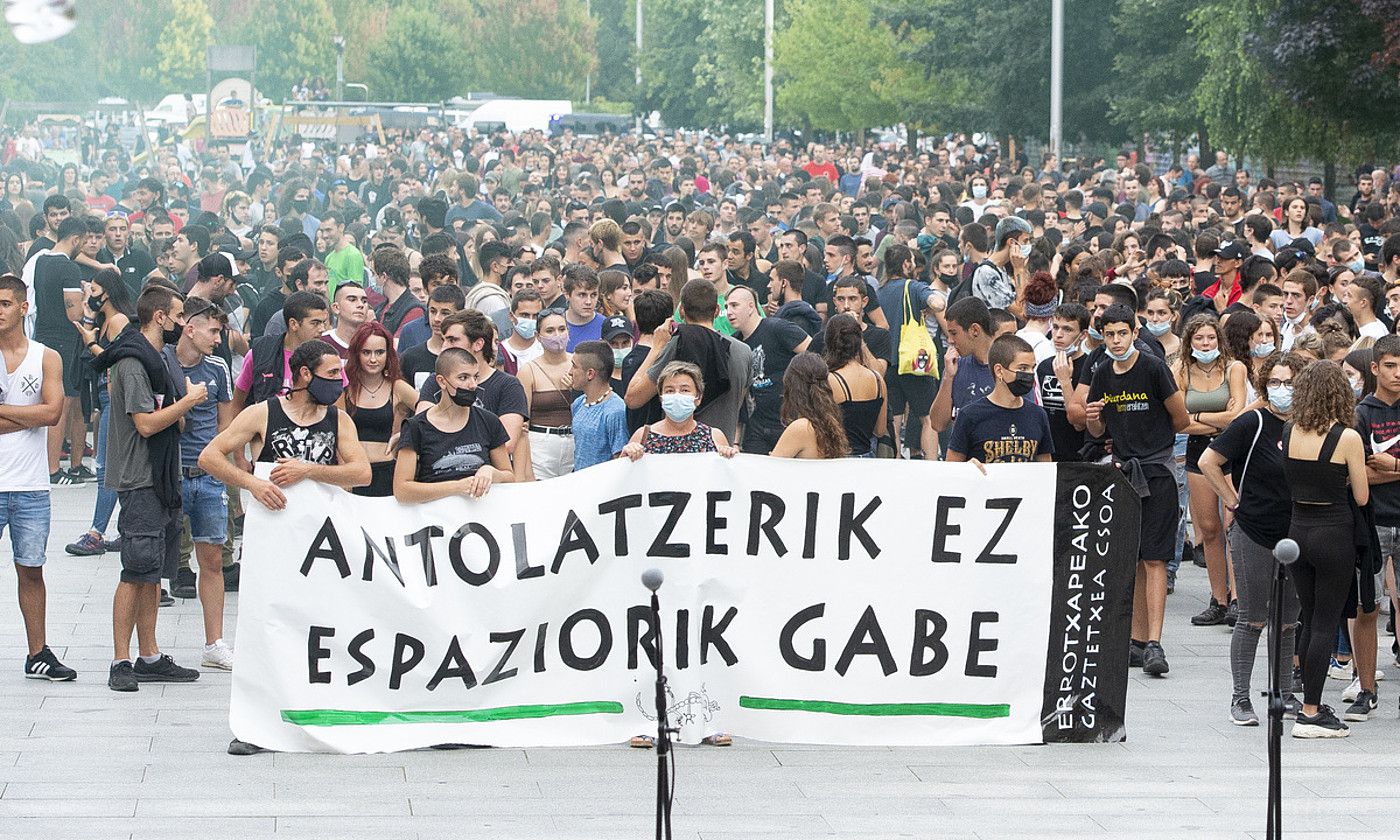 Manifestariak, gaztetxea zenaren aurretik pasatzen. IÑIGO URIZ / FOKU.