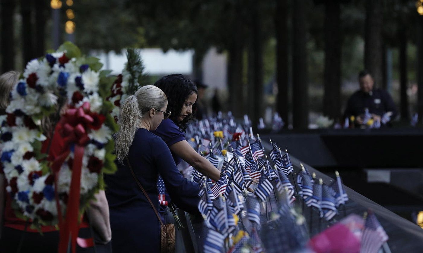 Hainbat herritar, New Yorkeko memorialean, atzo. PETER FOLEY / EFE.