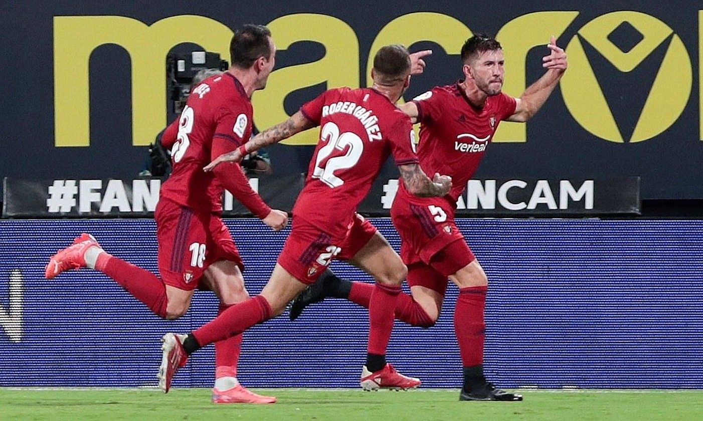 Osasunako jokalariak gola ospatzen, Cadizen aurkako partidan. ROMAN RIOS / EFE. Osasunako jokalariak gola ospatzen, Cadizen aurkako partidan. ROMAN RIOS / EFE.