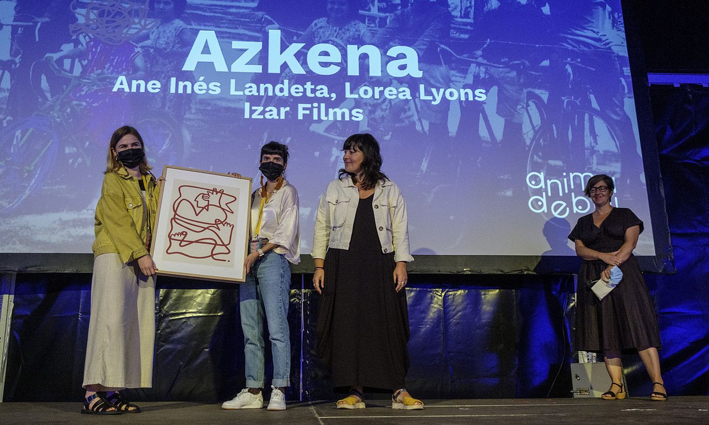 Landeta eta Lyons saria jasotzen, Ainara Lasa BERRIAko kidearekin. J. U / FOKU. Landeta eta Lyons saria jasotzen, Ainara Lasa BERRIAko kidearekin. J. U / FOKU.
