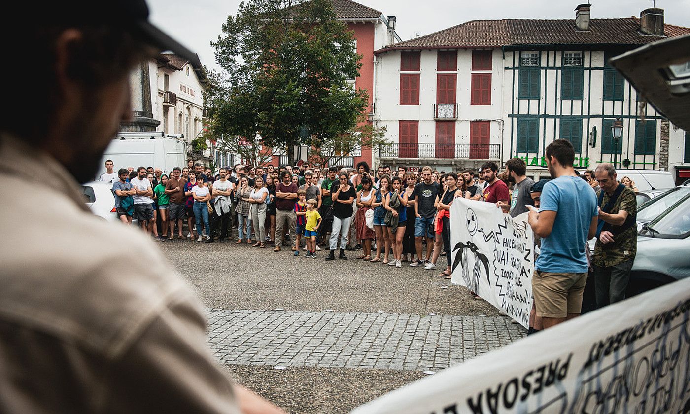 Gaztetxea hustearen aurkako protesta egin zuten arratsaldean. G. FAUVEAU.