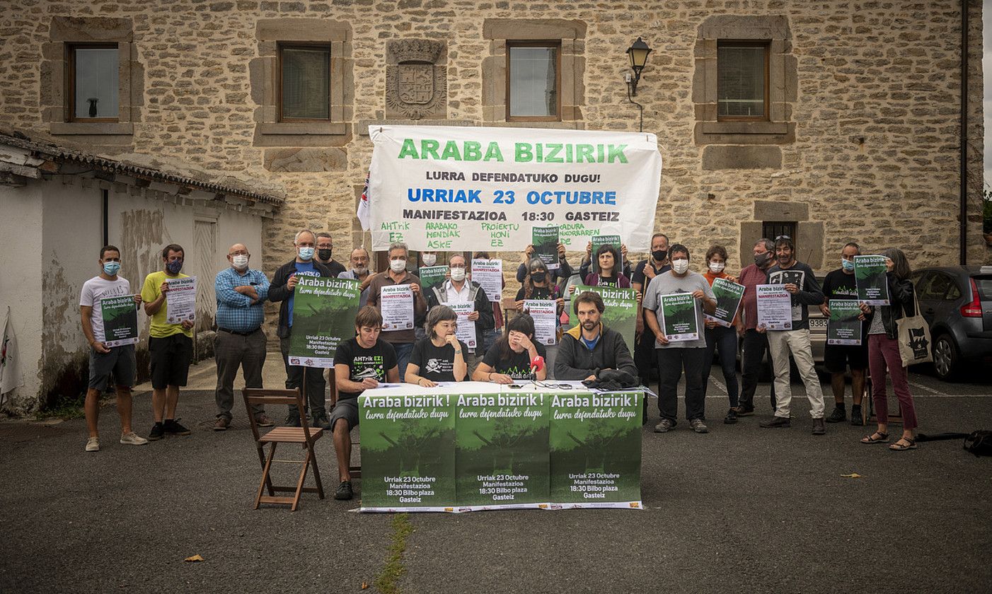Araba Bizirik plataformako ordezkariak, atzo egin zuten agerraldian. ARABA BIZIRIK. Araba Bizirik plataformako ordezkariak, atzo egin zuten agerraldian. ARABA BIZIRIK.