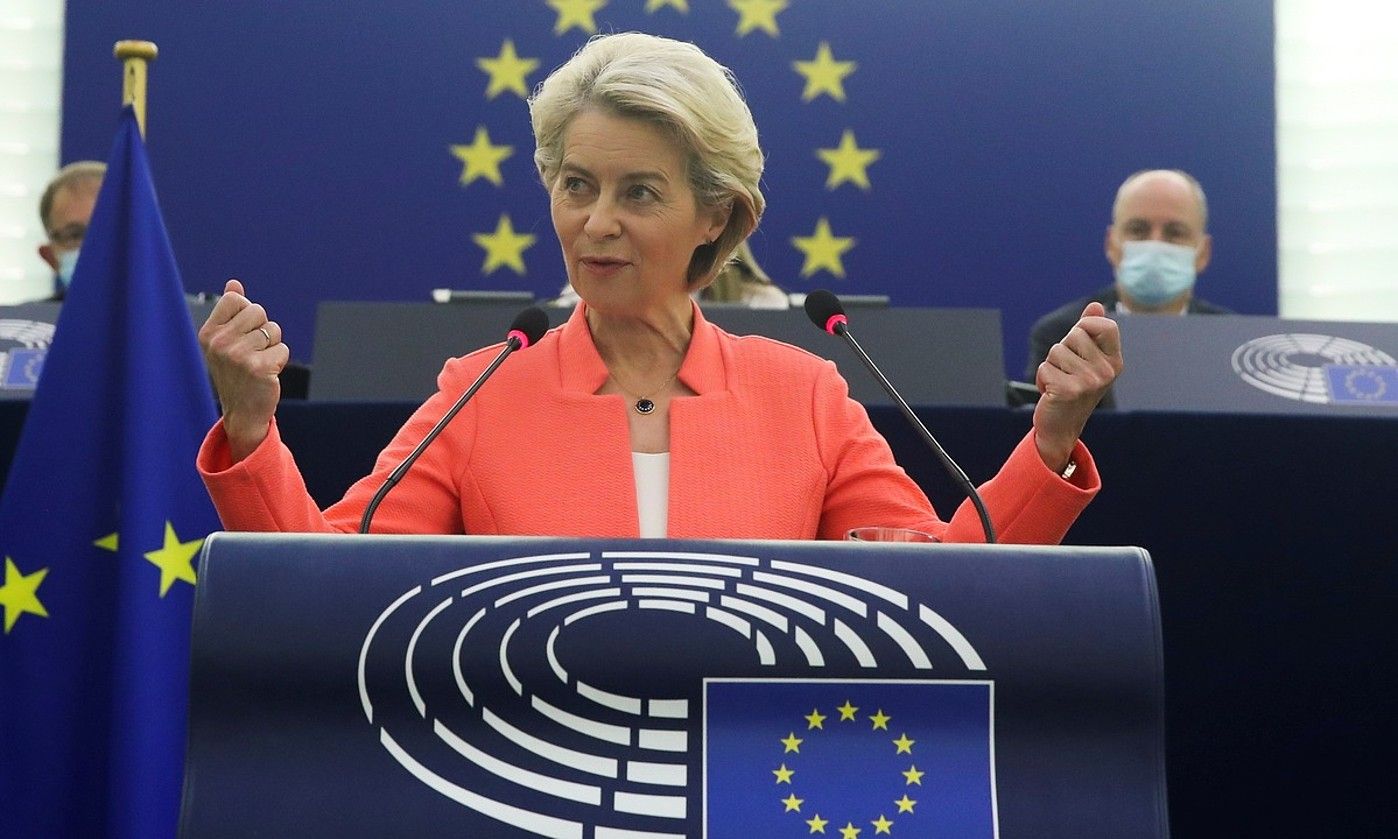 Europako Batzordeko presidente Ursula Von der Leyen, atzo, Europako Parlamentuko agerraldian. YVES HERMAN / EFE.