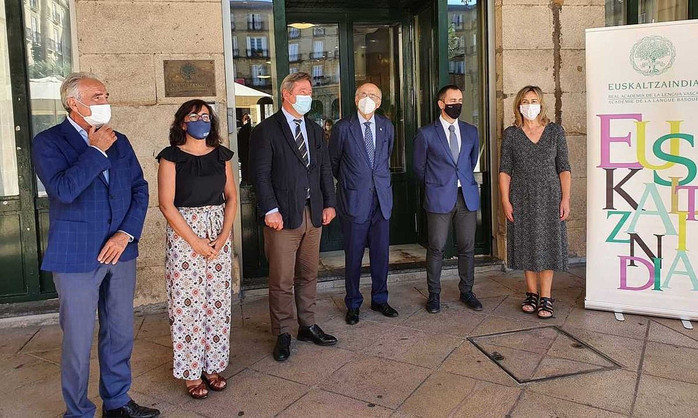 Euskaltzaindiko eta instituzioetako ordezkariak, atzo, Bilbon. IREKIA. Euskaltzaindiko eta instituzioetako ordezkariak, atzo, Bilbon. IREKIA.