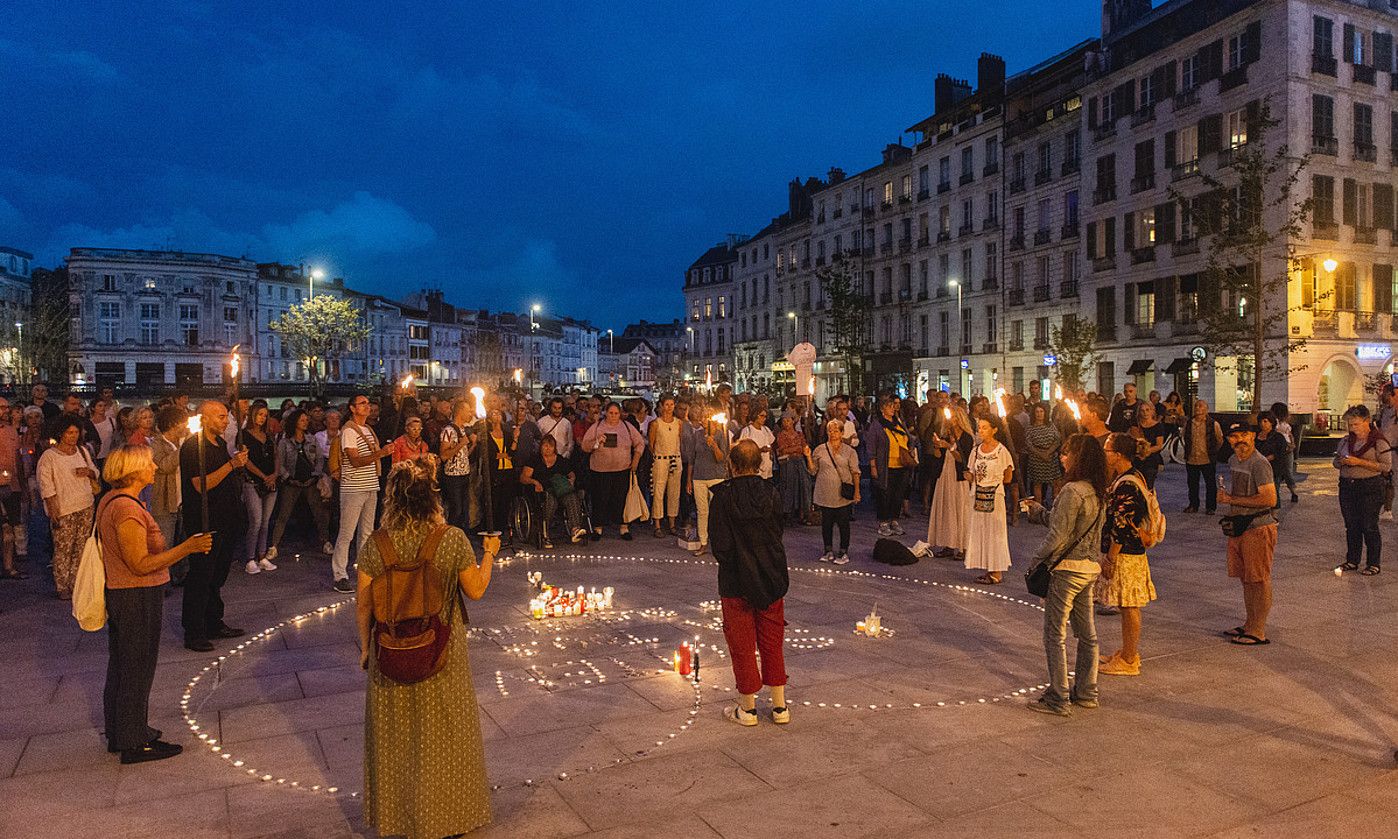 Atzo gauean, protesta egin zuten osasun langileen derrigorrezko txertaketaren kontra. GUILLAUME FAUVEAU.