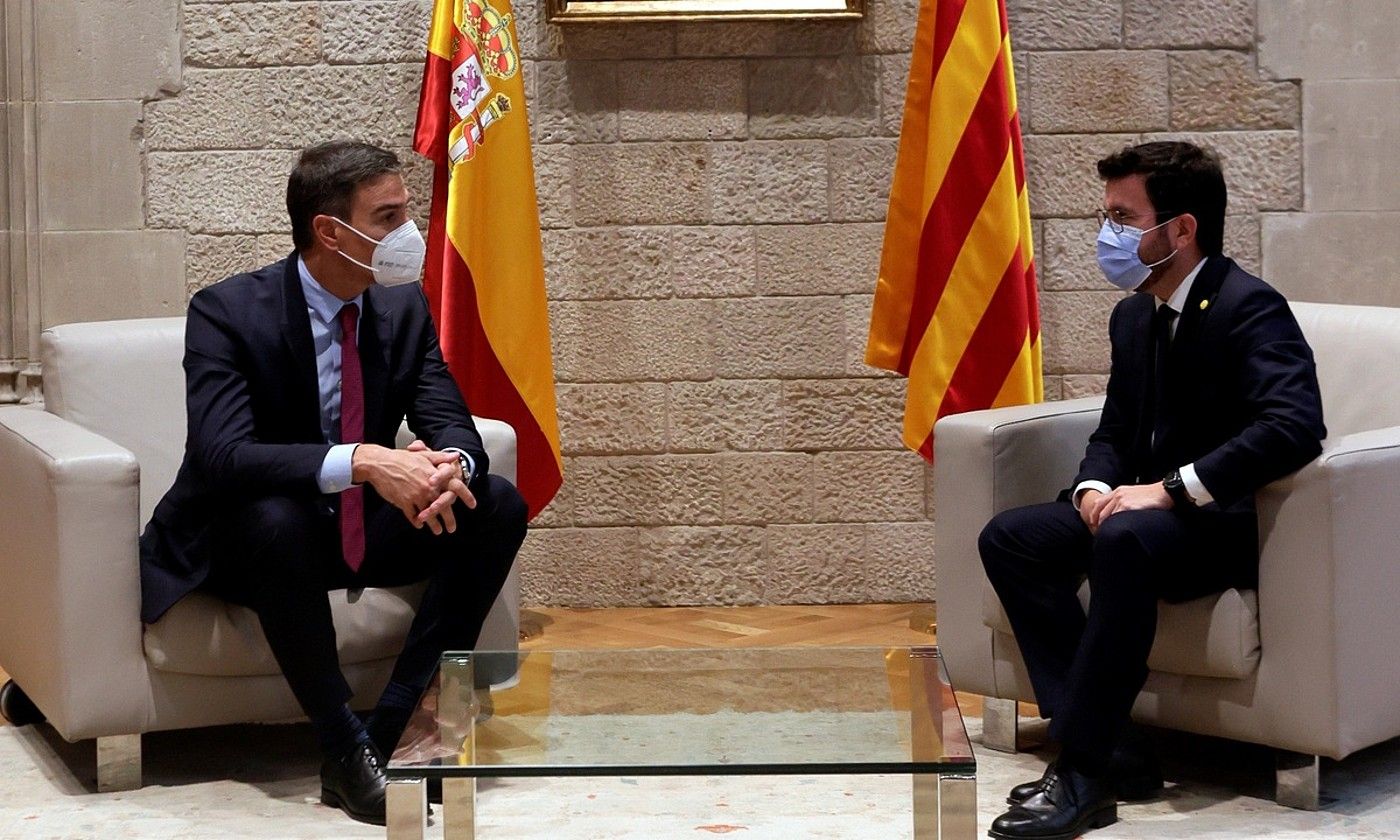 Pedro Sanchez Espainiako presidentea eta Pere Aragones Kataluniakoa, atzoko bileran. QUIQUE GARCIA / EFE.