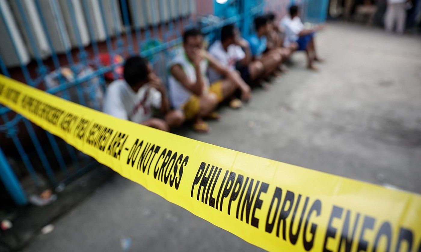 Narkotrafikoaren kontrako polizia operazio bat, Filipinetako Valenzuela hirian, 2017an. MARK CRISTINO / EFE. Narkotrafikoaren kontrako polizia operazio bat, Filipinetako Valenzuela hirian, 2017an. MARK CRISTINO / EFE.