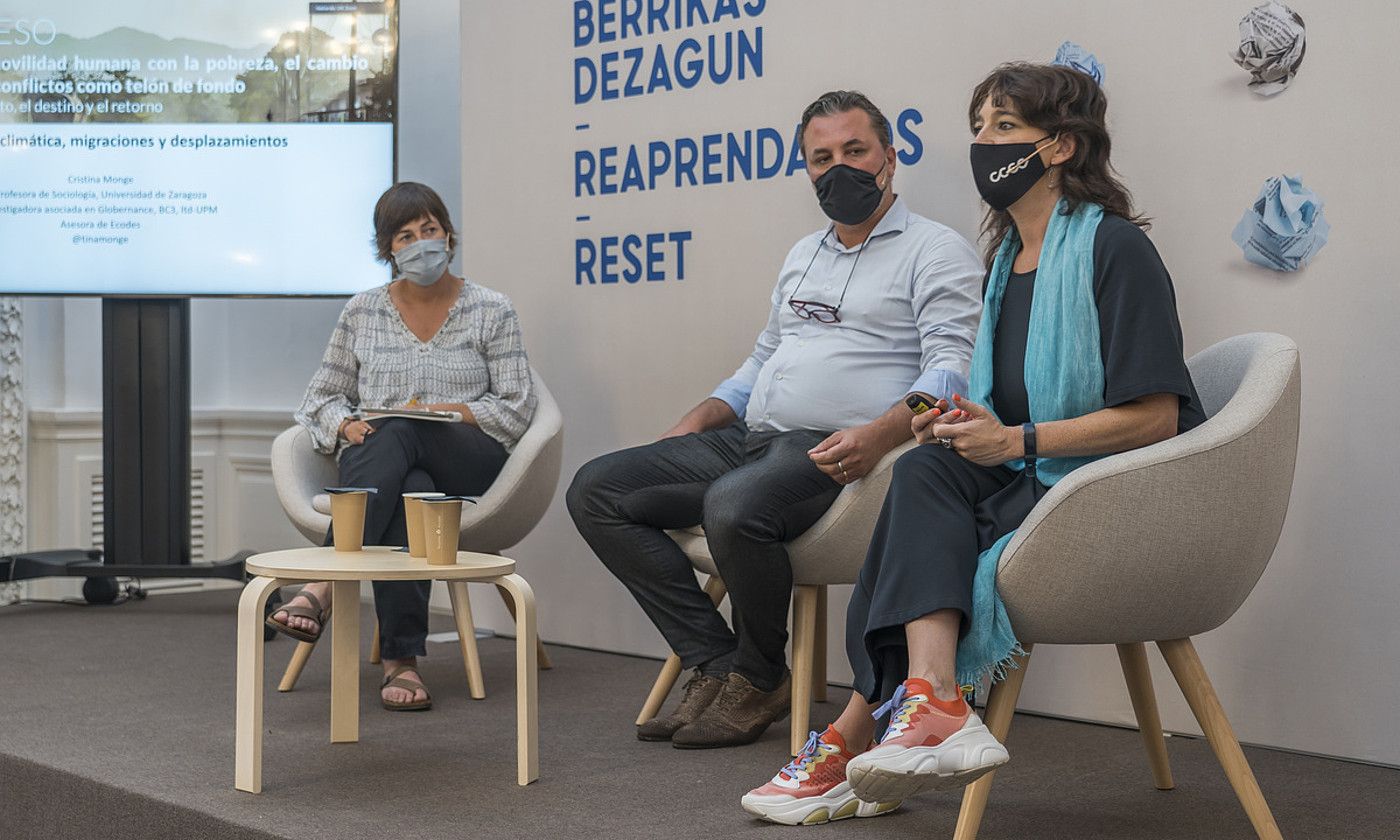 Leire Morquecho, Roberto Giuliotto eta Cristina Monge, atzo, mahai inguruan. ANDONI CANELLADA / FOKU. Leire Morquecho, Roberto Giuliotto eta Cristina Monge, atzo, mahai inguruan. ANDONI CANELLADA / FOKU.