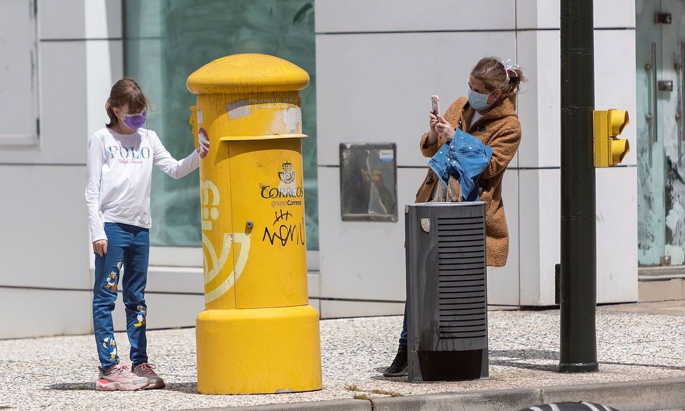 Bikote bat, postalak aukeratzen. DAVID ARQUIMBAU / EFE.