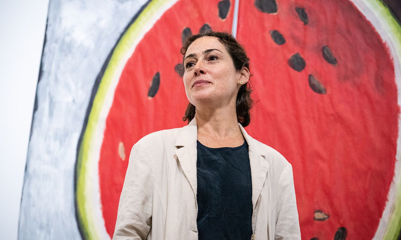Rosalind Nashashibi artista, museorako propio egin dituen margolanekin. ENDIKA PORTILLO / FOKU Rosalind Nashashibi artista, museorako propio egin dituen margolanekin. ENDIKA PORTILLO / FOKU