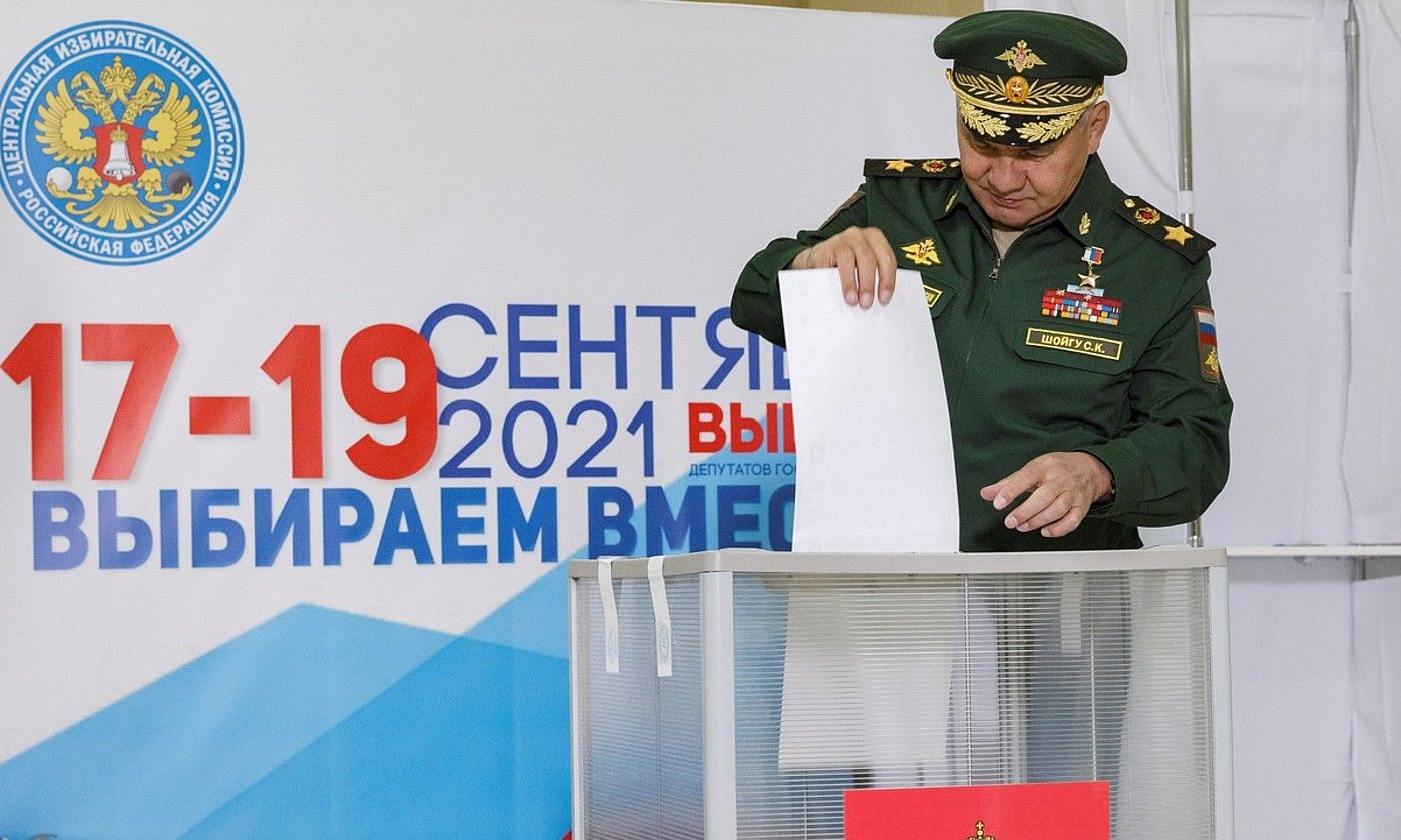 Errusiako Defentsa ministro Sergei Xoigu bozkatzeko unean, atzo, Moskun. EFE. Errusiako Defentsa ministro Sergei Xoigu bozkatzeko unean, atzo, Moskun. EFE.