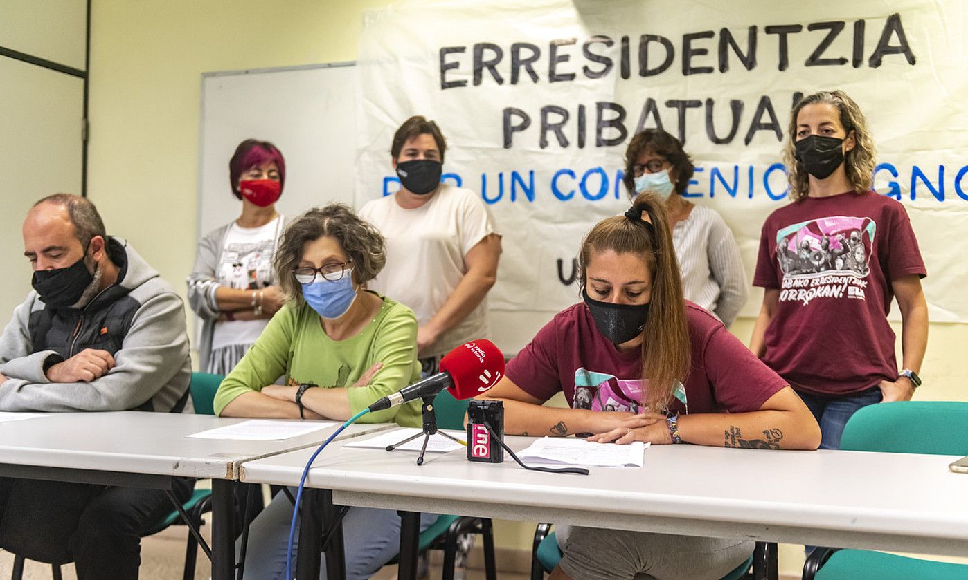 Zahar etxe pribatuetako eta etxebizitza komunitarioetako sindikatuen agerraldia, atzo, Gasteizen. JAIZKI FONTANEDA / FOKU. Zahar etxe pribatuetako eta etxebizitza komunitarioetako sindikatuen agerraldia, atzo, Gasteizen. JAIZKI FONTANEDA / FOKU.