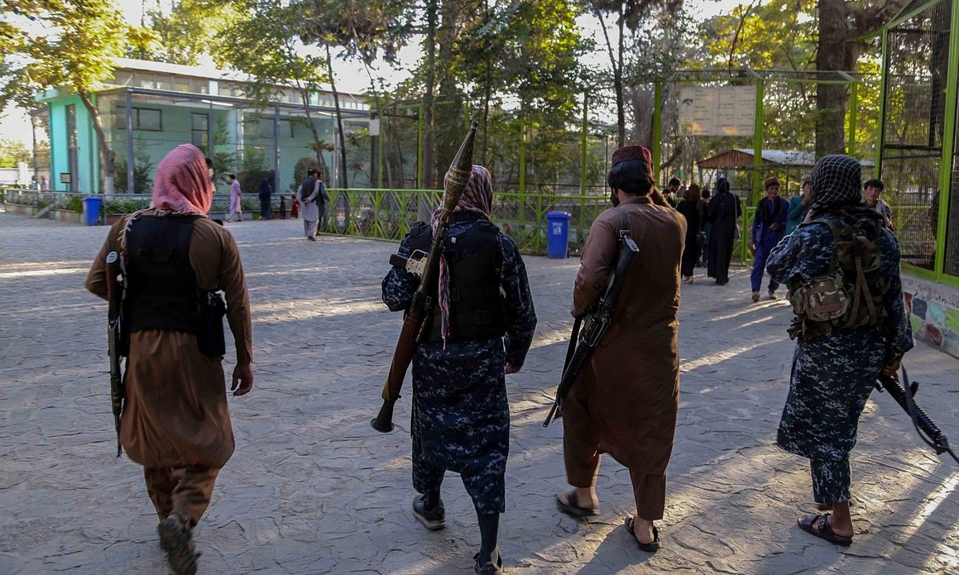 Talibanen patruila bat Kabulgo zoologikoan, atzo. EFE. Talibanen patruila bat Kabulgo zoologikoan, atzo. EFE.