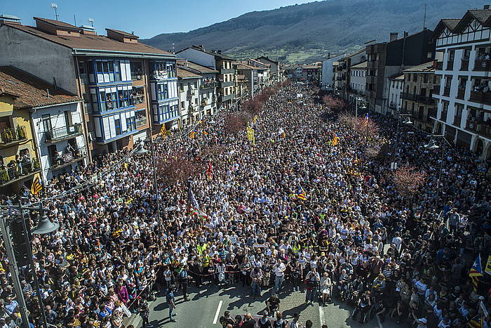Zigortutako gazteen alde jendetza bildu zen martxoaren 24an, Altsasun (Nafarroa). JON URBE, FOKU