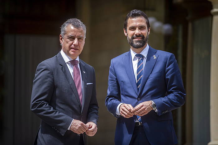 Iñigo Urkullu eta Roger Torrent, gaur arratsaldean, Ajuria Eneko atarian. JAIZKI FONTANEDA / FOKU