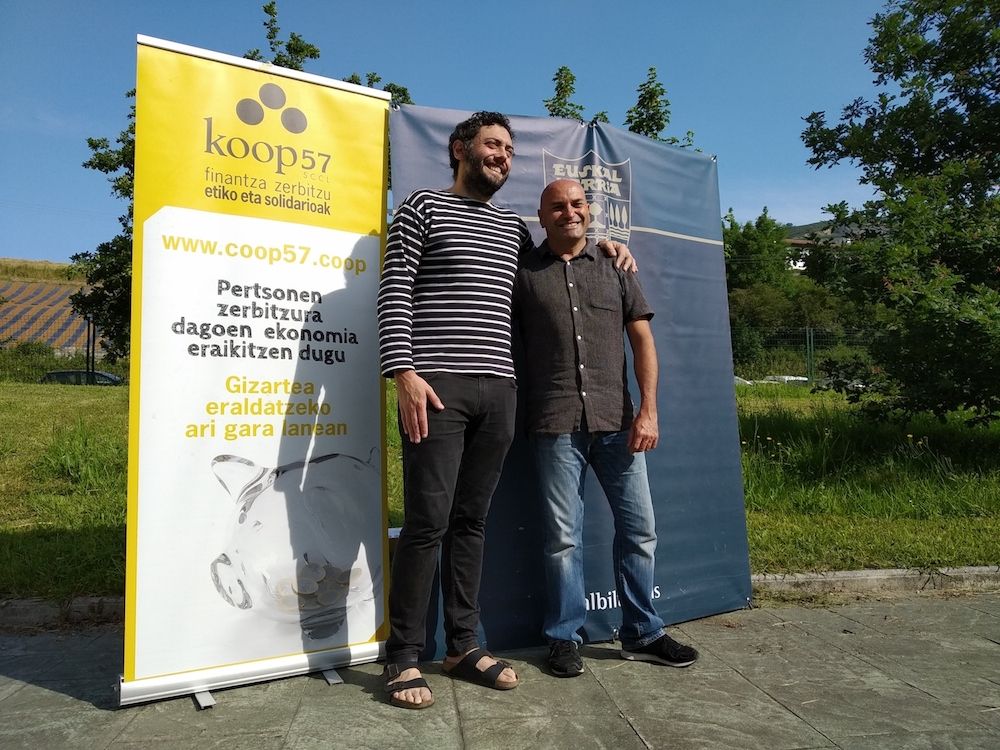 Gorka Julio Koop57ko ordezkaria eta Luis Intxauspe Udalbiltzako lehendakaria, gaur, Andoainen.