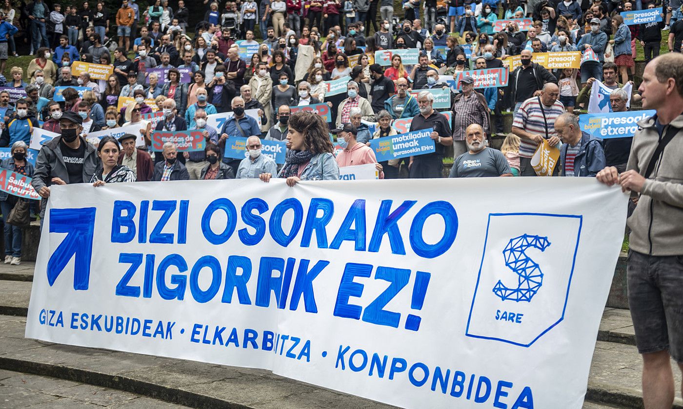 Arrasateko eguerdiko agerraldiak ehunka pertsona bildu zituen, eta Sarek Euskal Herri osoan eginiko protesten epizentroa izan zen. JAIZKI FONTANEDA / FOKU.