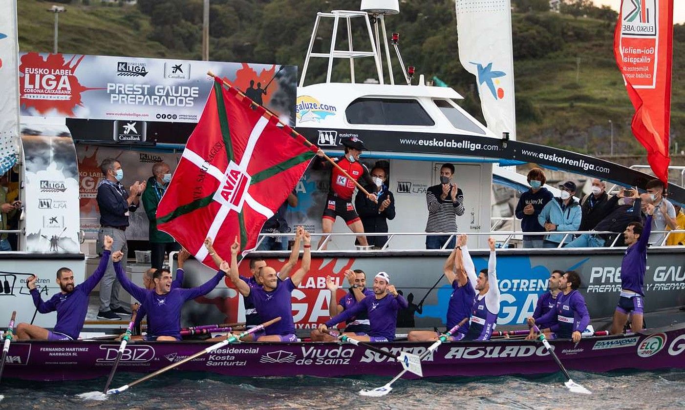 Gorka Aranberri Santurtziko patroia denboraldiko zortzigarren bandera astintzen, pozarren, atzo, Eusko Label ligako hemeretzigarren jardunaldian, Bermeon. EUSKO LABEL LIGA. Gorka Aranberri Santurtziko patroia denboraldiko zortzigarren bandera astintzen, pozarren, atzo, Eusko Label ligako hemeretzigarren jardunaldian, Bermeon. EUSKO LABEL LIGA.