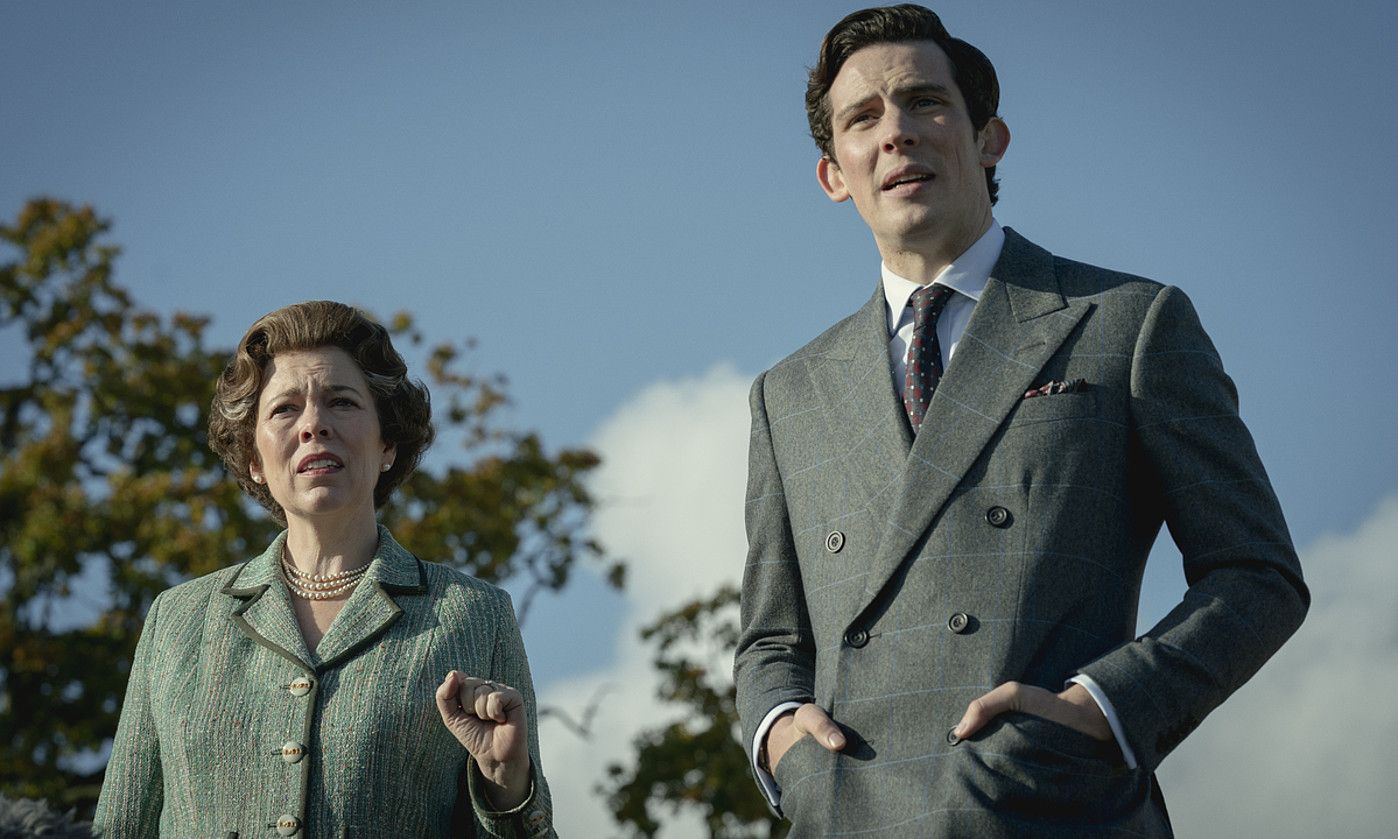 Olivia Colman eta Josh O'Connor The Crown-eko protagonistak, telesaileko eszena batean. BERRIA.