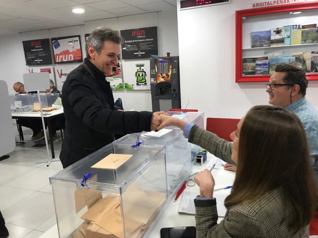 Xabier Iridoi, botoa ematen, maiatzaren 26an.