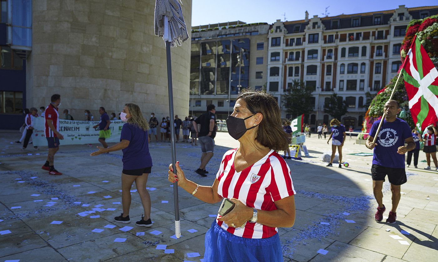 Guggenheimeko garbitzaile bat, abuztuaren 21ean museoaren aurrean antolaturiko futbol partidan. ARITZ LOIOLA / FOKU.