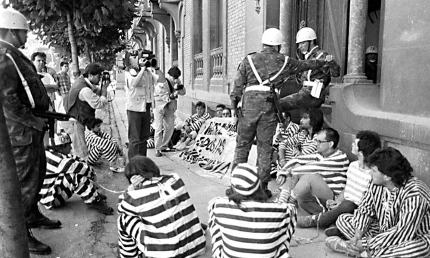 Intsumiso talde baten eserialdia, 1991. urtean, Iruñeko Gobernu Militarraren egoitzaren aurrean. BERRIA.