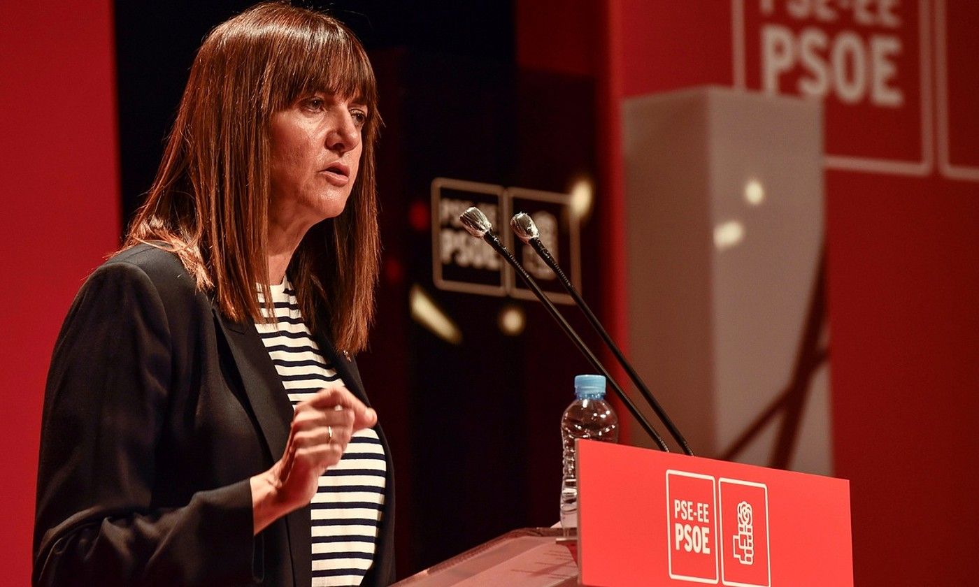 Idoia Mendia, atzo, Bilboko Campos batzarrean. Hunkituta zegoela antzeman zitzaion agurra iragarri zuenean, eta txaloka hartu zuten militanteek. MIGUEL TOÑA / EFE.