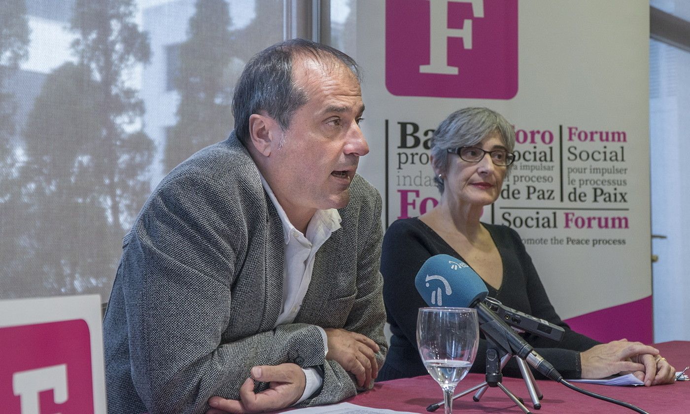 Agus Hernan eta Nekane Altzelai Foro Sozialeko kideak. ANDONI CANELLADA / FOKU. Agus Hernan eta Nekane Altzelai Foro Sozialeko kideak. ANDONI CANELLADA / FOKU.