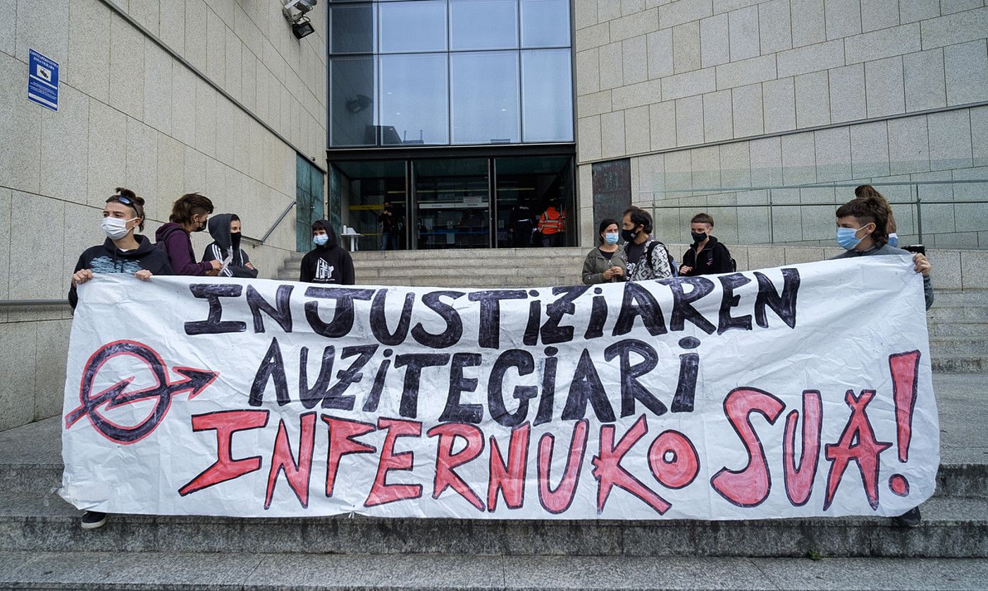 Infernua Bizirik plataformak protesta egin zuen atzo Donostiako auzitegiaren aurrean, barruan zortzi kide epaitzen zituzten bitartean. JON URBE / FOKU.